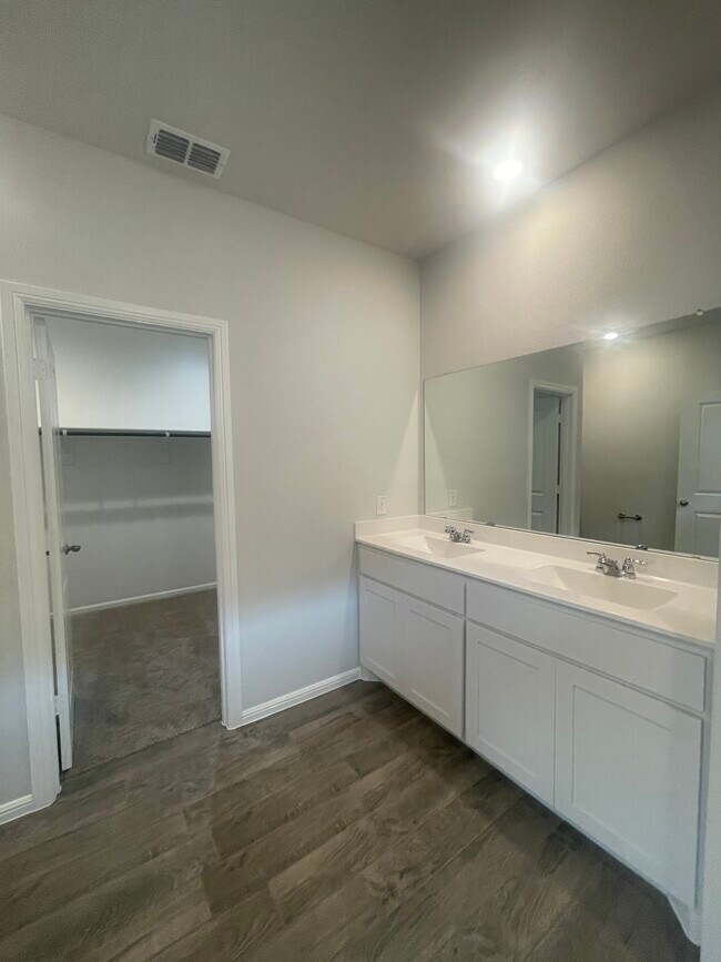 Building Photo - 941 Braymer Ln