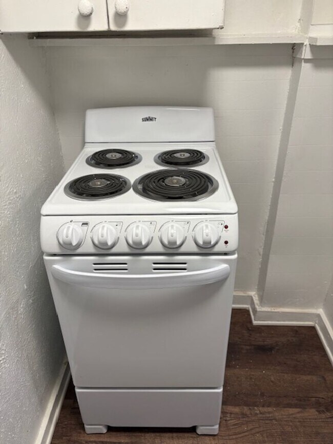 Building Photo - Downstairs Unit Ready for Move-in~ Spacious one Bedroom & one Bath   ((New Vinyl Plank Flooring i...