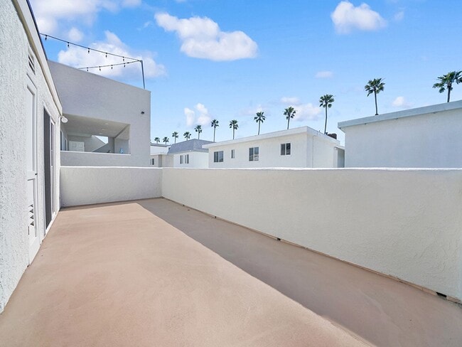 Building Photo - 907 E Balboa Blvd