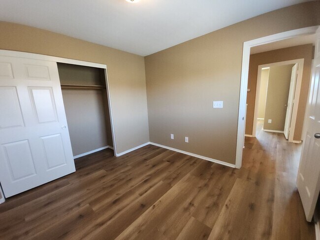 Building Photo - Beautiful detached home with fully fenced back yard.