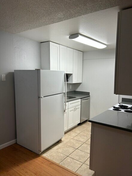 Building Photo - 1350 Golden Cir