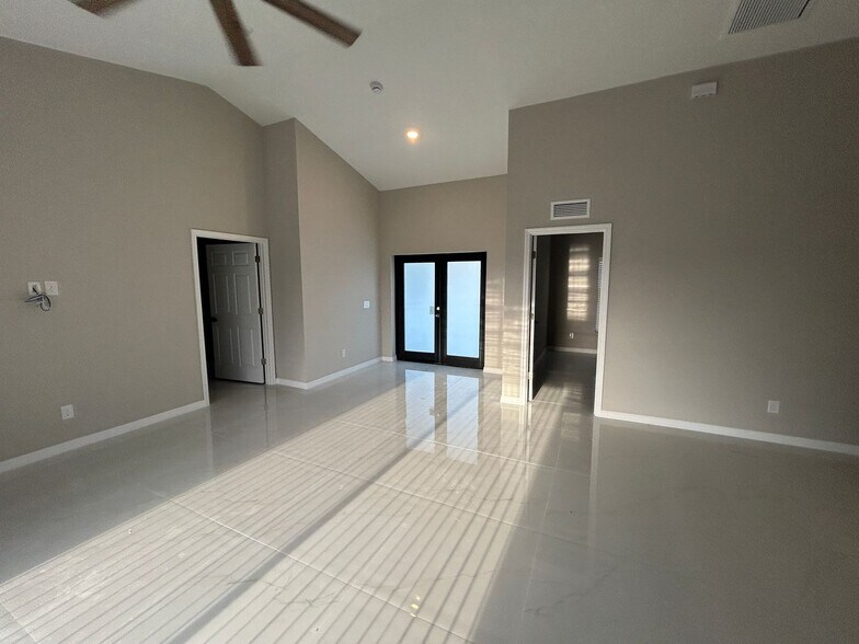 Building Photo - 2601 NE Juanita Pl