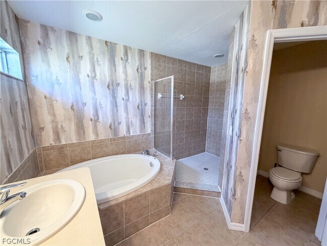 Building Photo - 906 SW 9th Ct