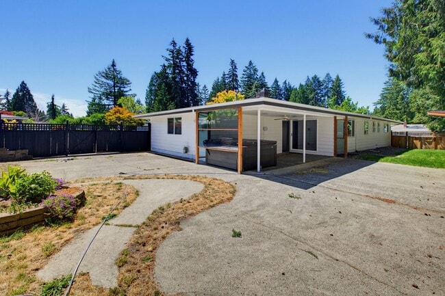 Building Photo - Renton Rambler with Huge Yard & RV/Boat Parking!