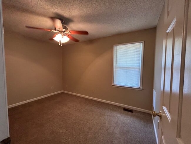Building Photo - Mallwood- 2 Bedroom, 1.5 Bath Townhouse-$2...