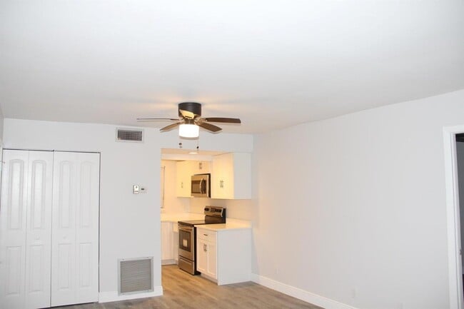 Building Photo - 230 Lake Frances Dr