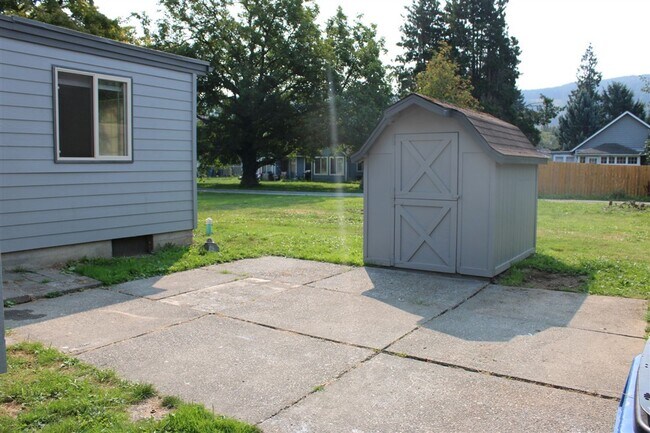 Building Photo - 3 Bedroom, 1.5 Bathroom House! Available now!