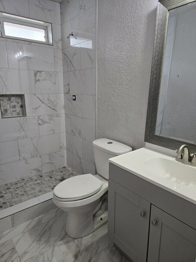 Building Photo - 254 Maple Ln