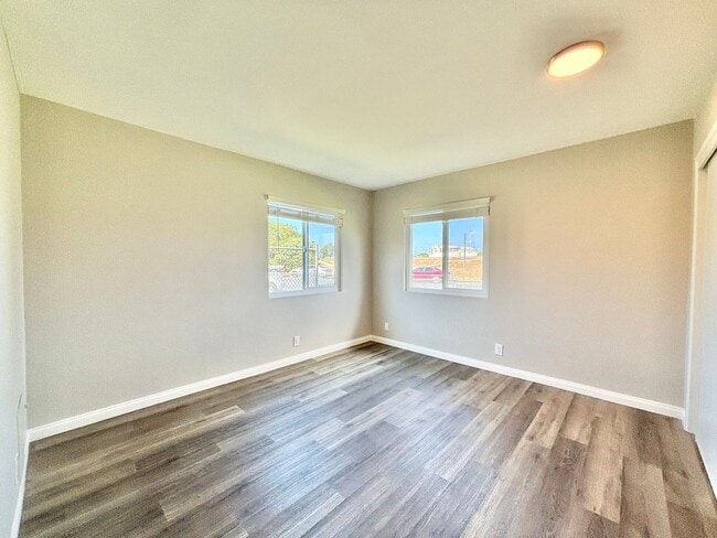 Building Photo - 920 W Cedar Ct
