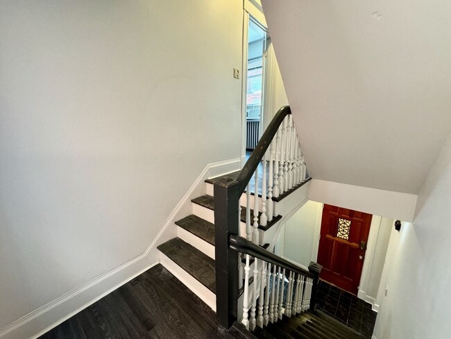 Building Photo - 5 bed/2 bath Mins. from UC Campus for Only...