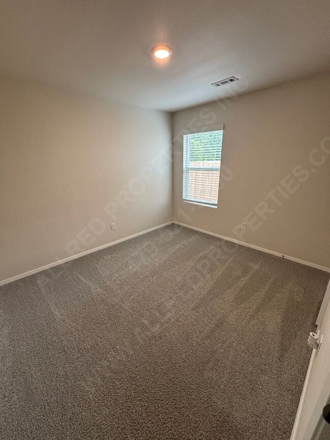 Building Photo - Move in special $300.00 off 1st month's re...