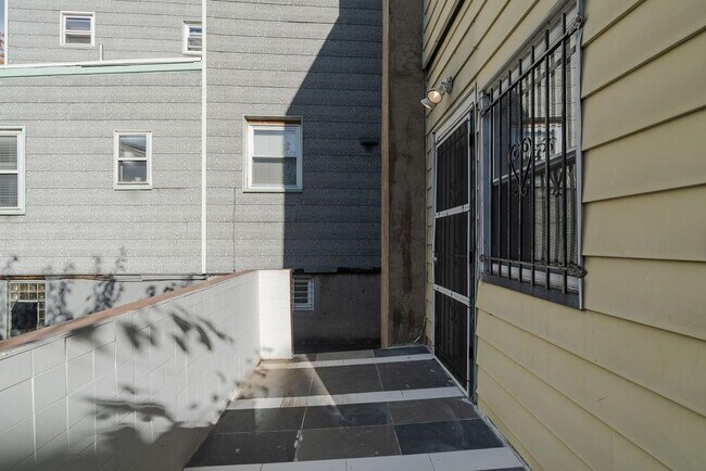 Building Photo - 337 Summit Ave