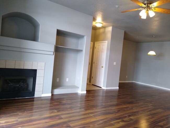 Building Photo - Awesome Aurora Condo w/ Tons of Space and ...