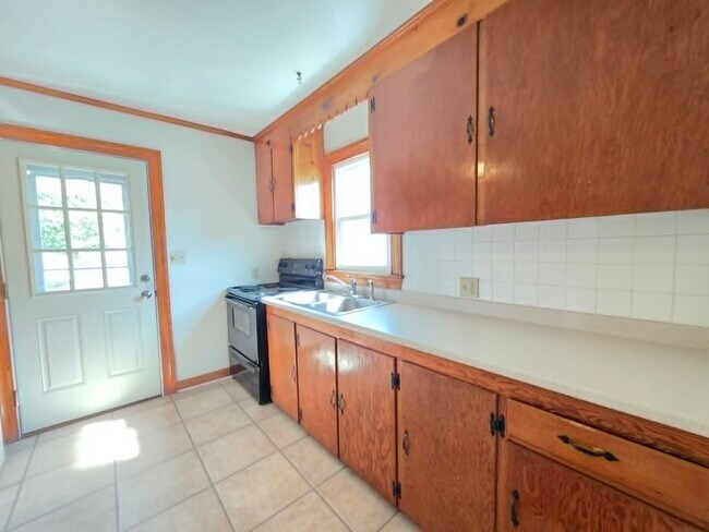 Building Photo - 1017 Tyler Ave