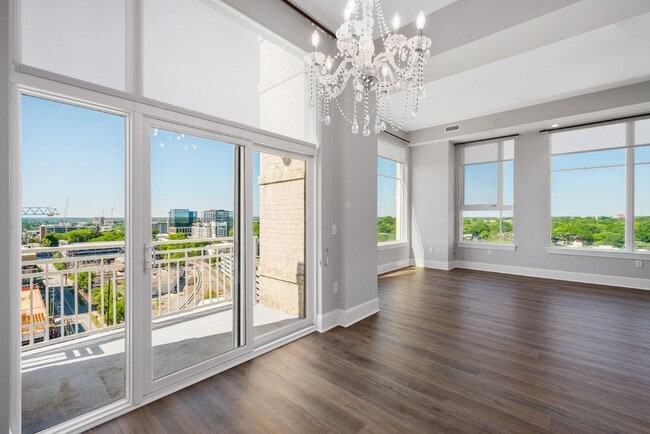 Building Photo - Downtown Raleigh Penthouse with Stunning View