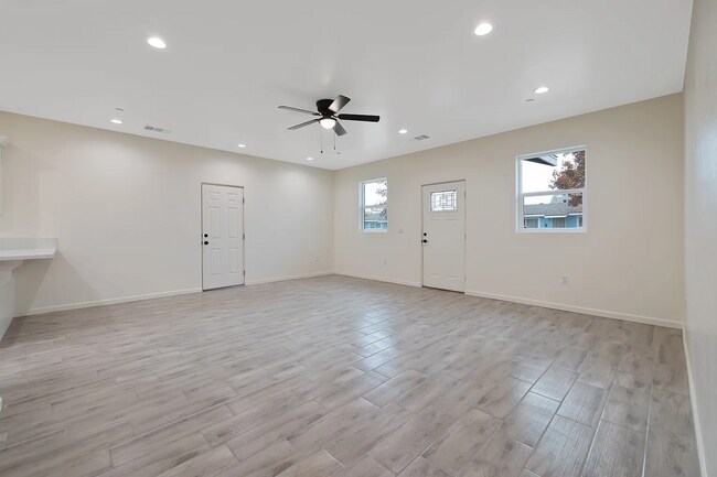 Building Photo - 601 E 10th St