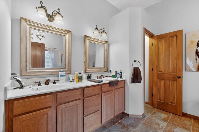 Building Photo - NW Executive Living 3/BD 2.5/BA 3/CG