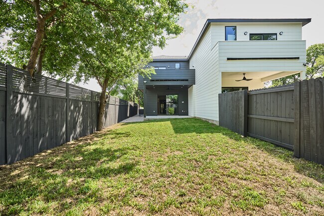 Building Photo - 412 Hackberry Ln