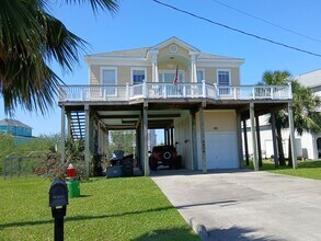 Building Photo - Jamaica Beach Spacious 2 bedroom, 1 bathro...