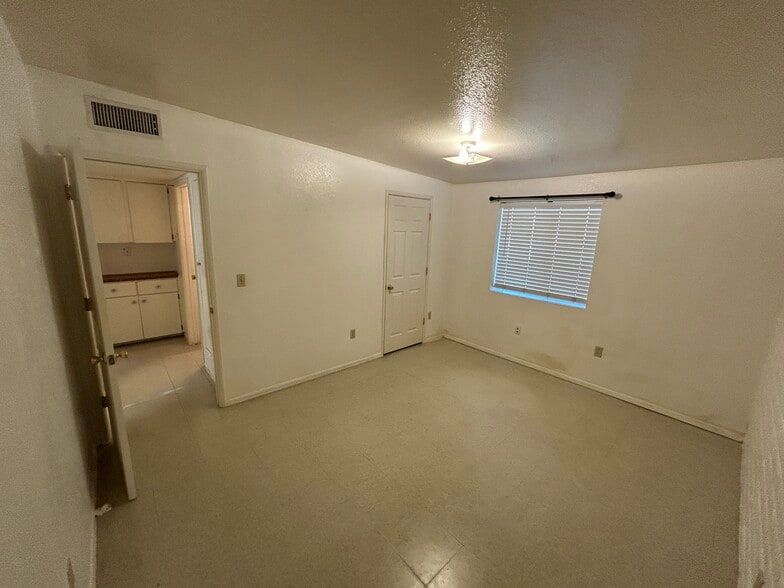 Building Photo - 732 W 44th St
