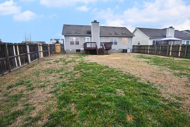 Building Photo - Pet Friendly Three Bedroom!