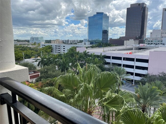 Building Photo - 520 SE 5 Ave