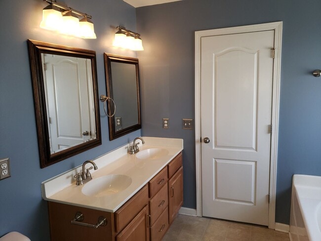Building Photo - Beautiful home in Ballantyne