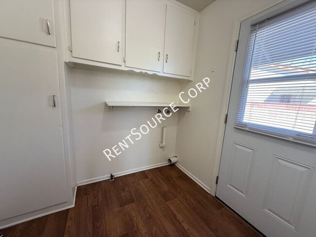 Building Photo - 44415 Lowtree Ave