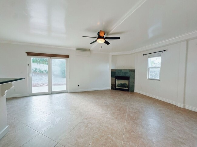 Building Photo - Adorable, Upgraded, 3 Bed/2 Bath duplex, F...