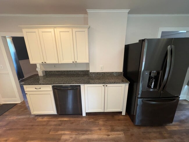 Building Photo - Lovely 4 Bedroomin a Quaint and Quiet Neig...