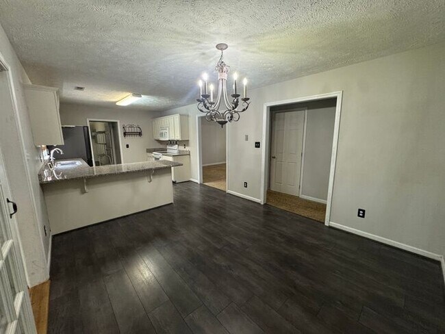 Building Photo - 4 bedroom 3 Bath Home