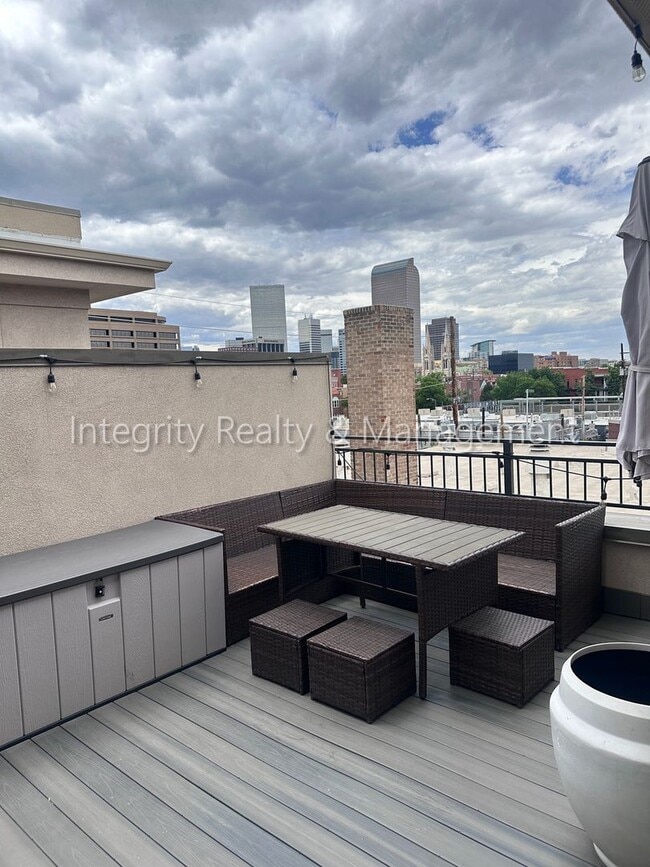 Building Photo - 5 Bed/4 Bath, 2,553 Sqft -1259 N Washingto...