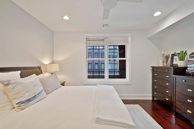 Building Photo - 830 Monroe St