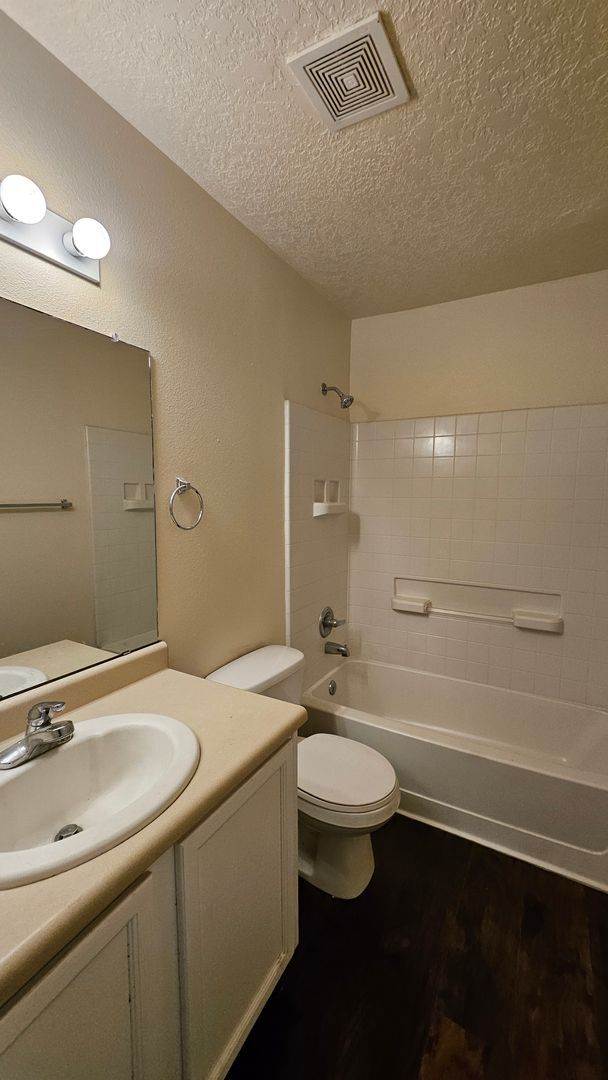 Building Photo - 5 Bed 3 Bath