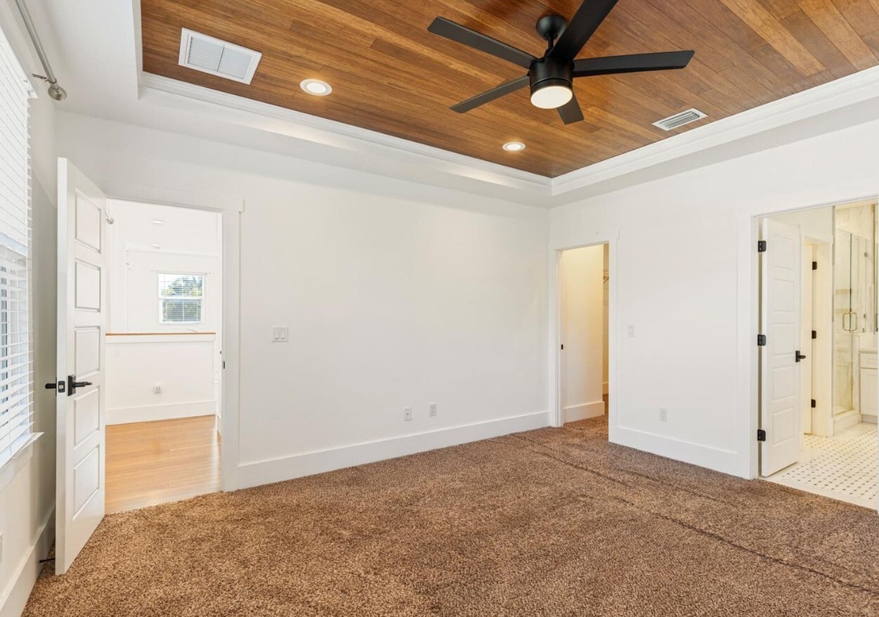 Building Photo - 214 E Floribraska Ave