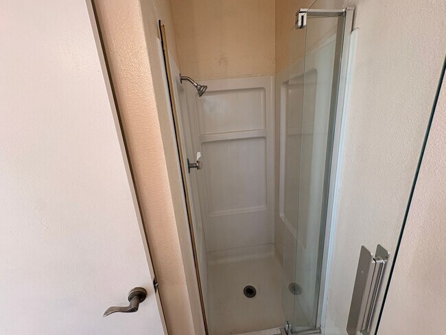 Building Photo - 4 Bed, 2 Bath in Bloomington!