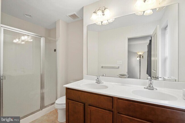 Building Photo - 37 Naomi St