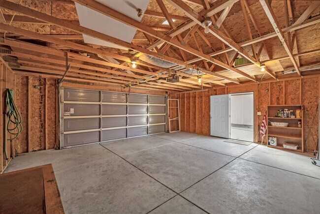 Building Photo - Cottonwood Heights
