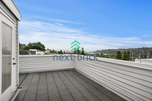 Building Photo - Charming Victorian-style craftsman 3-Bedroom Townhouse with 2.5 Baths – 1610 Sq Ft of Comfortable...