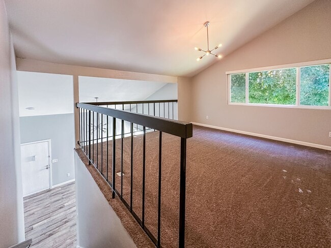 Building Photo - Completely Renovated 3+ Bed, 2 Bath Tierra...
