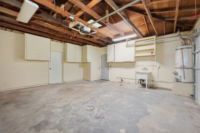Building Photo - Spacious private backyard!