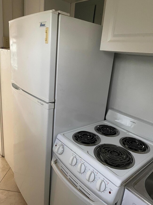 Building Photo - 2300 NE 5th Ave