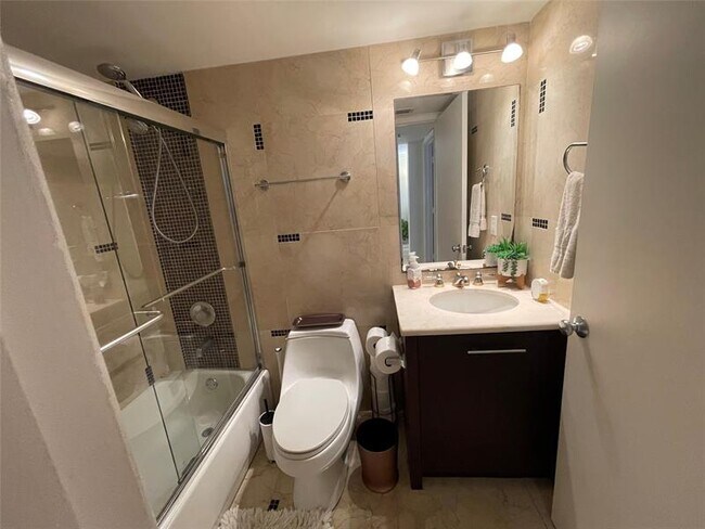 Building Photo - 1341 SE 3rd Ave