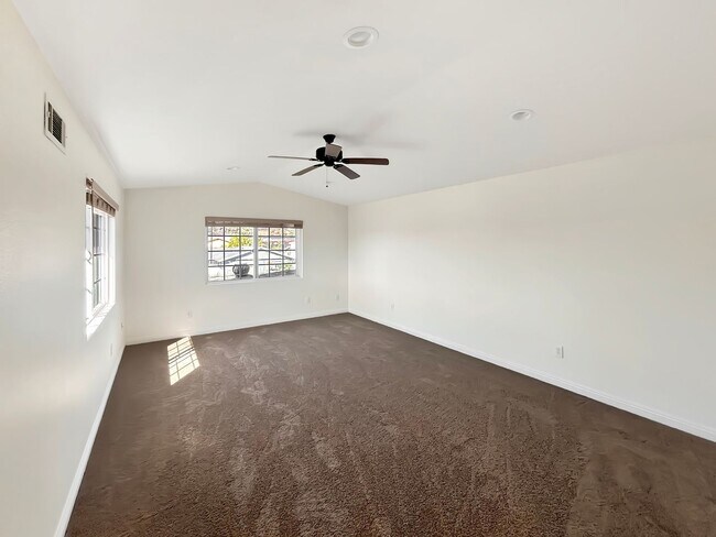 Building Photo - Beautiful 3B 2BA Duplex Unit w/ Balcony, W...