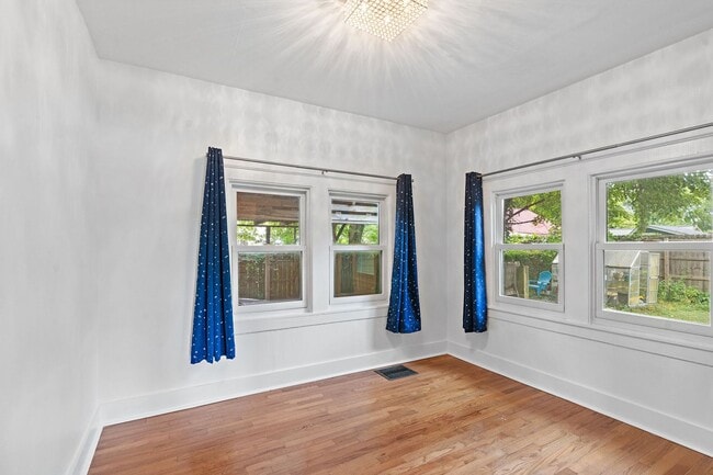 Building Photo - Adorable East Nashville Cottage w/ HUGE Fully-Fenced backyard!