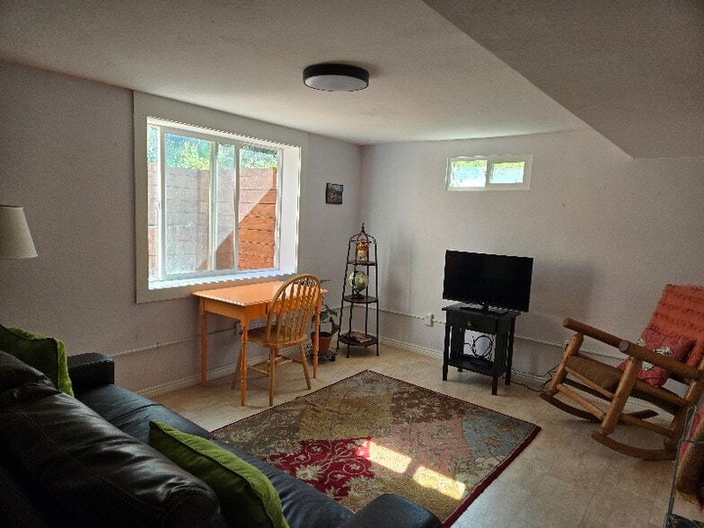 Primary Photo - 827 Woodford St