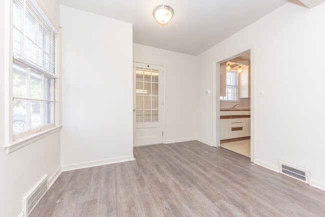 Building Photo - 909 E Ann St