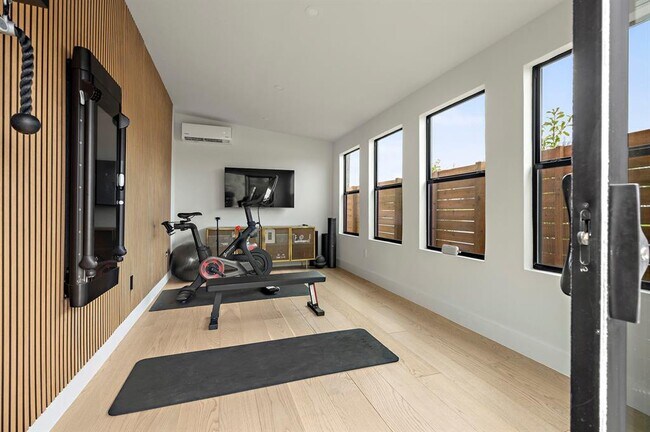 Building Photo - 2116 Kenwood Ave