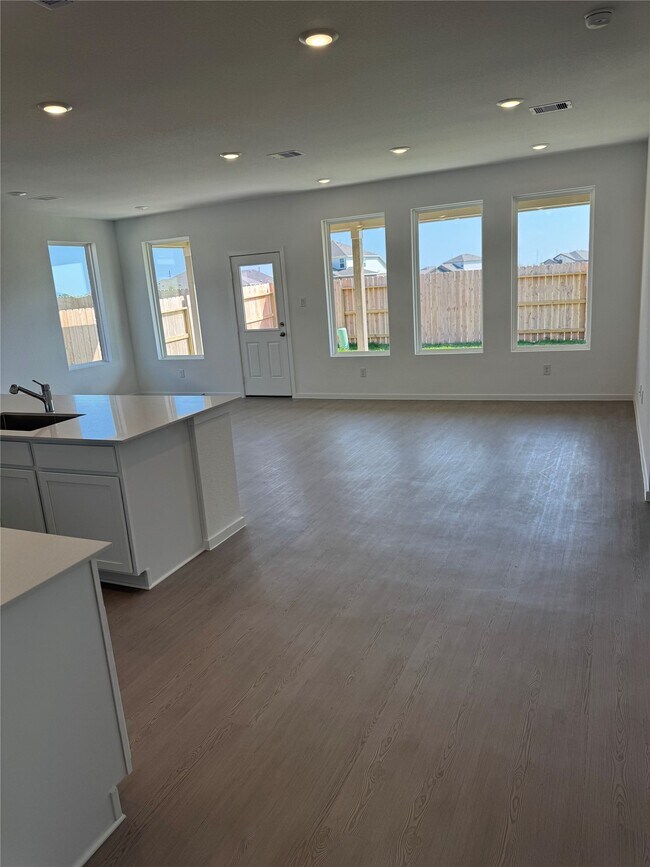 Building Photo - 902 Heaven Dr