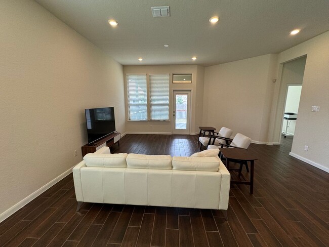 Building Photo - Stunning Rental Home in Gated Wortham Oaks...